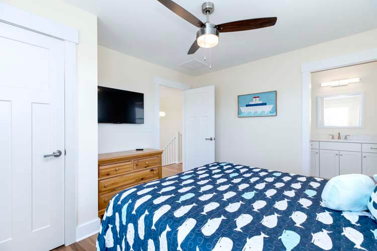 2nd Floor Queen with Private Bath