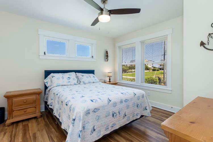 1st Floor Queen with Private Bath