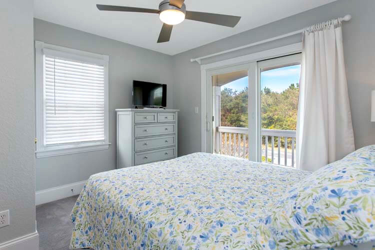 1st Floor Queen with Shared Bath