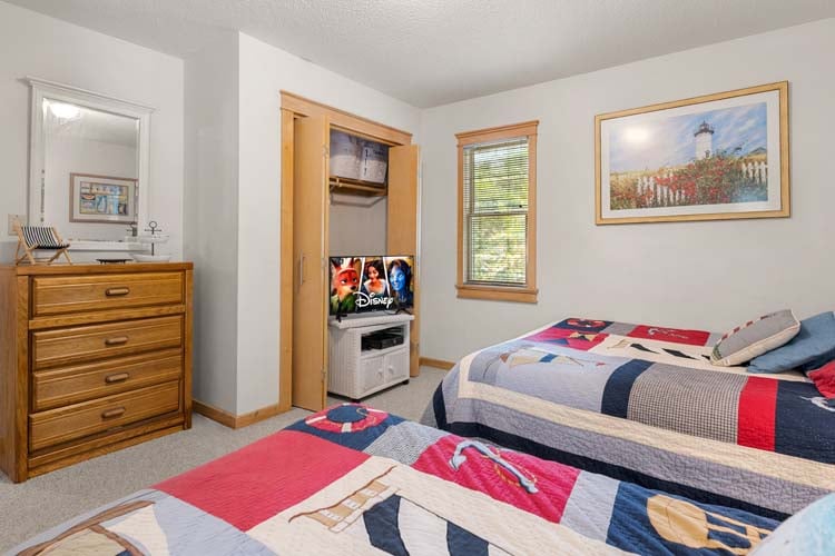 1st Floor Queen and Twin with Shared Bath