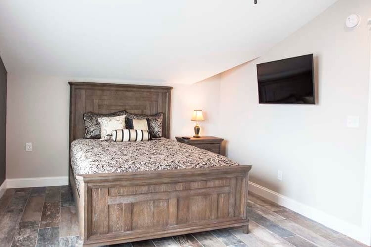 3rd Floor Queen with Private Bath (22)