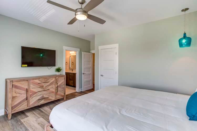 1st Floor King with Private Bath (SW)