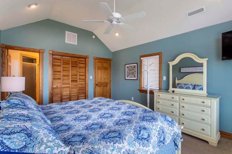 2nd Floor King with Private Bath