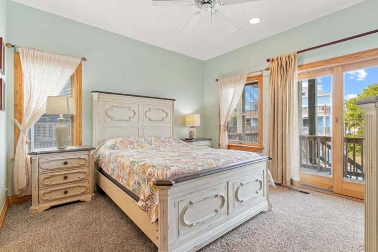 1st Floor Queen with Private Bath