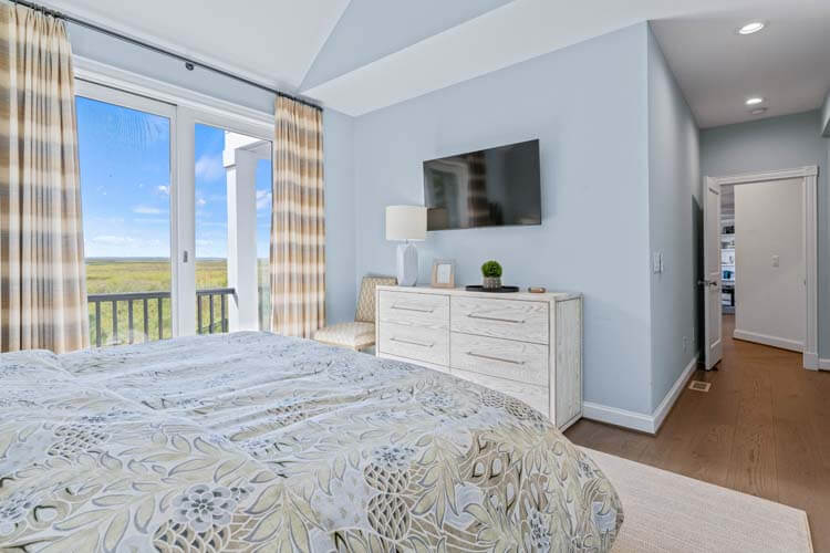 1st Floor King with Private Bath