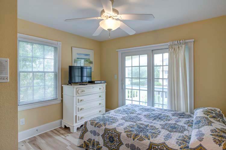 1st Floor Queen with Shared Bath