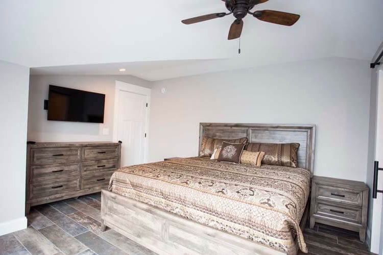 3rd Floor King with Private Bath (23)