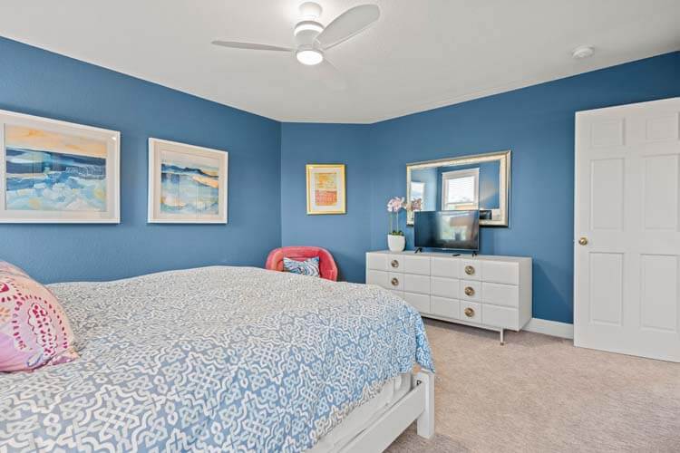 Top Floor Queen with Private Bath