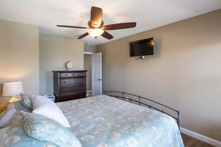 1st Floor King Bedroom