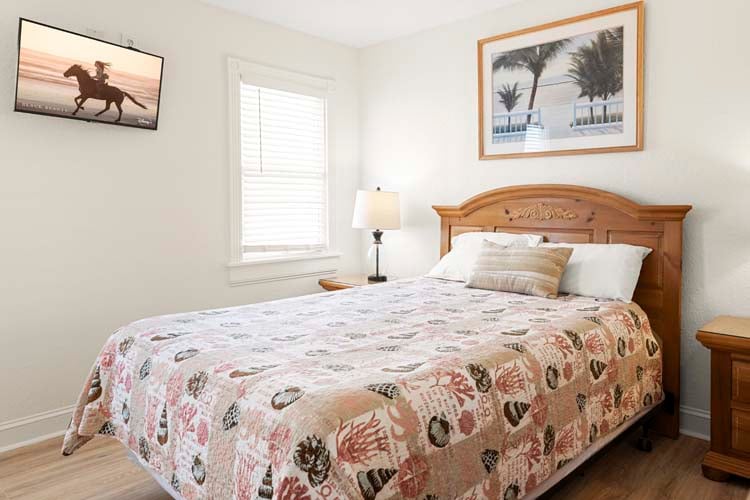 1st Floor Queen Bedroom