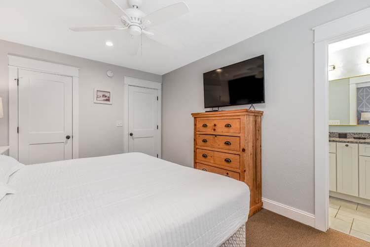 2nd Floor King with Private Bath