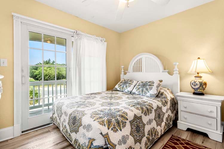 1st Floor Queen with Shared Bath