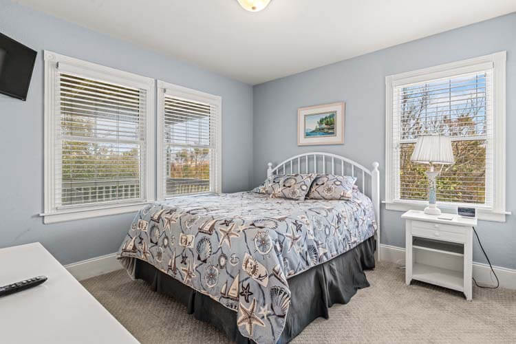 1st Floor Queen with Private Bath