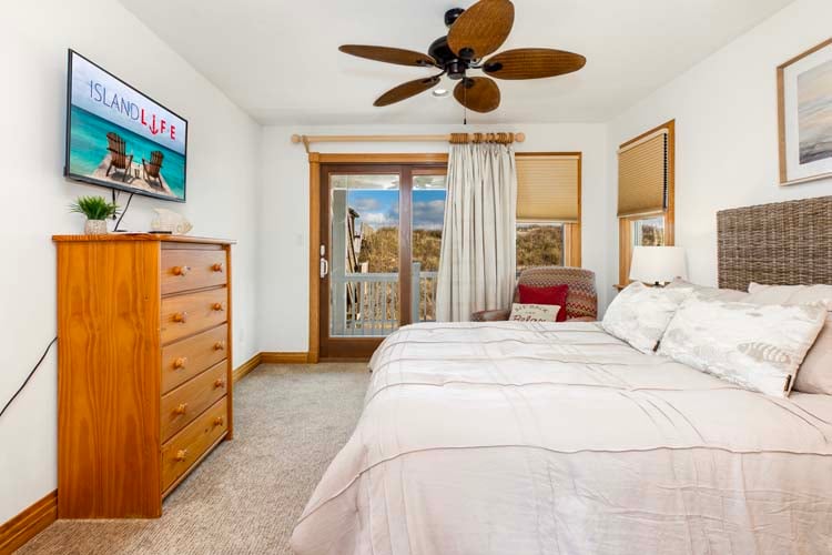 1st Floor Queen Bedroom