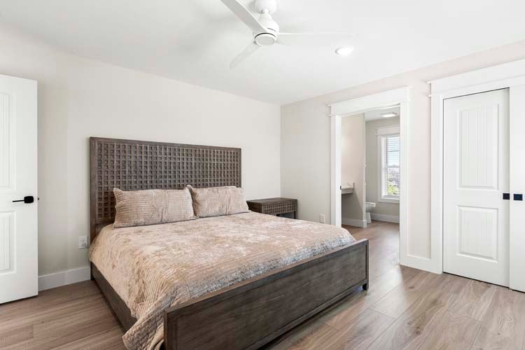 2nd Floor King with Private Bath (3)