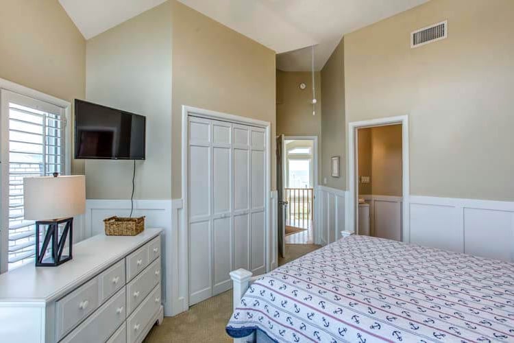 2nd Floor Queen with Private Bath