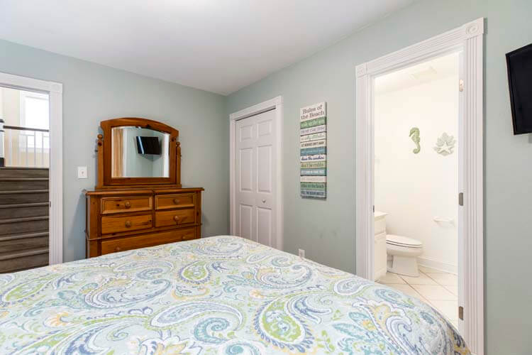 1st Floor Queen with Private Bath