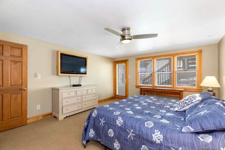 1st Floor SE King with Private Bath