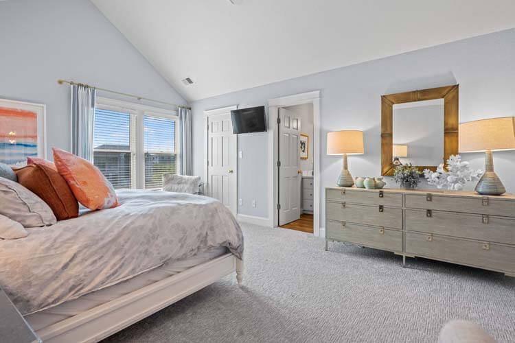 Top Floor King with Private Bath