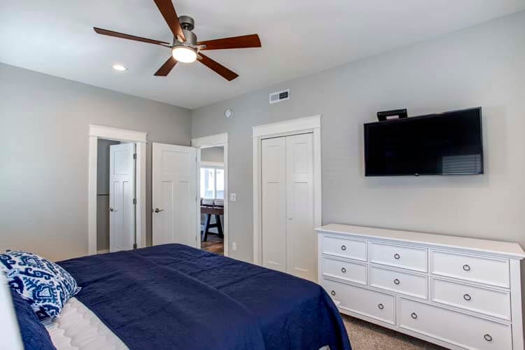 Ground Floor King with Shared Bath