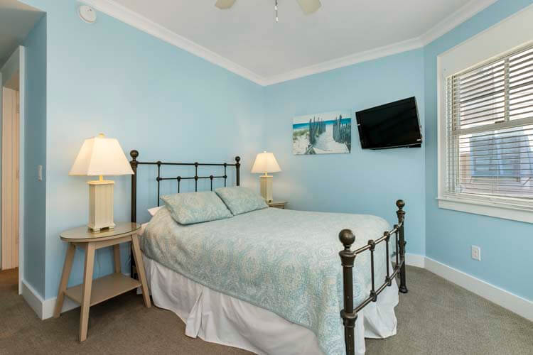 Ground Floor Queen with Private Bath