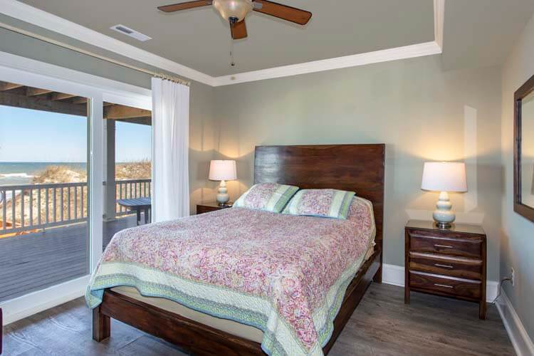 1st Floor Queen with Private Bath