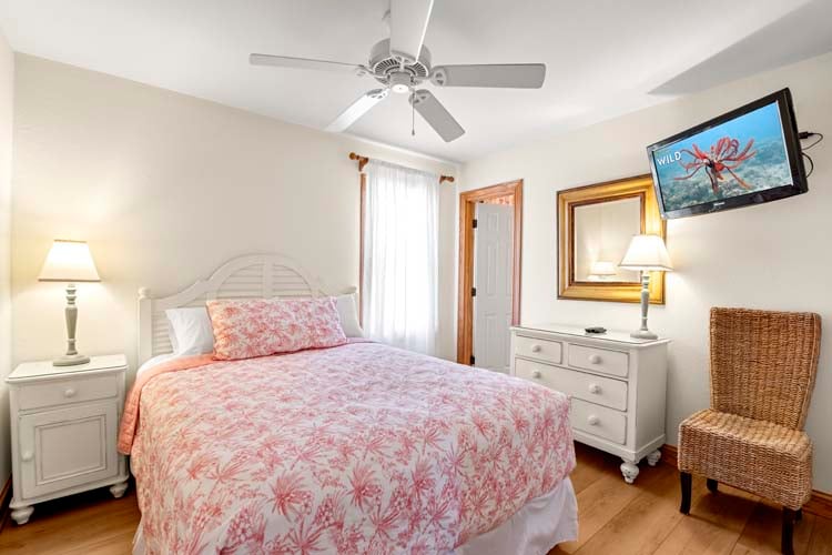 1st Floor Queen with Private Bath