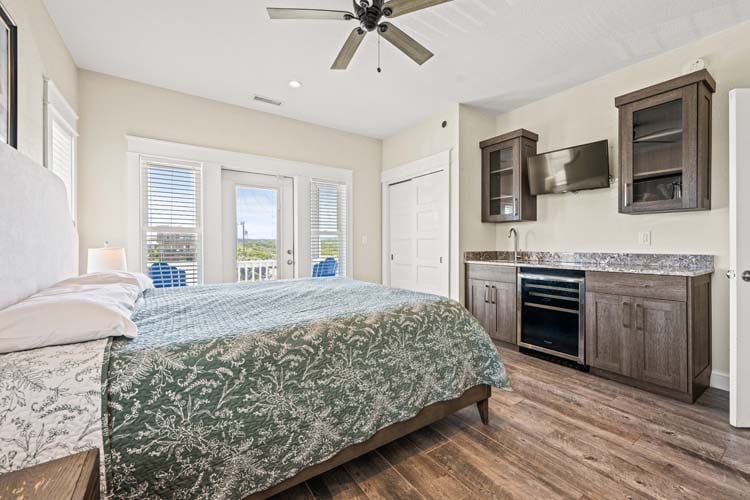 1st Floor King with Private Bath (4)