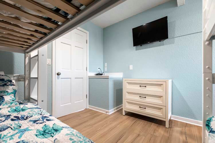 1st Floor Twin Bunks with Shared Bath