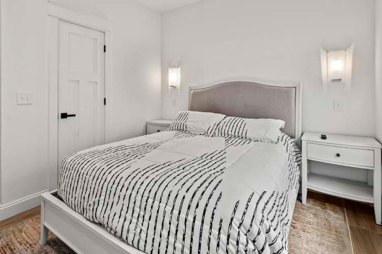 Ground Floor Queen with Private Bath (27)