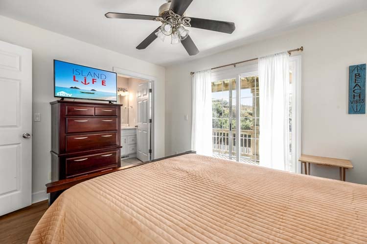 1st Floor Queen with Private Bath