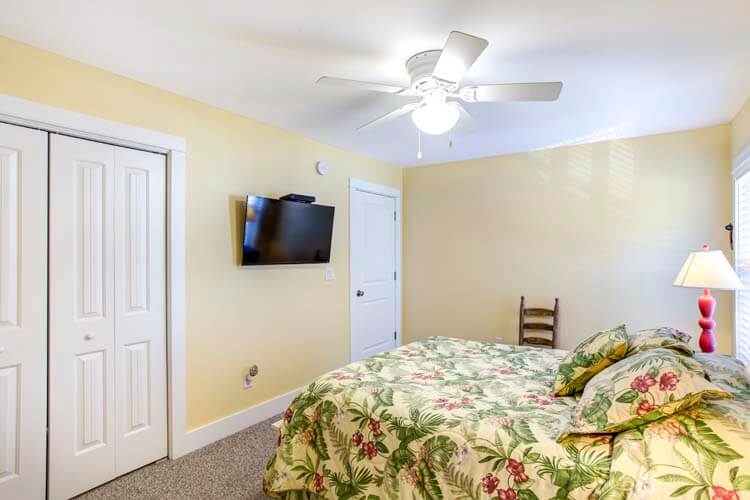 1st Floor Queen with Private Bath