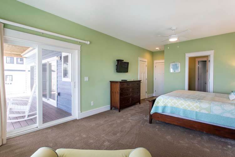 1st Floor King with Private Bath