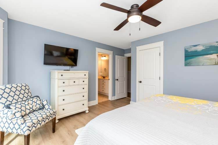 1st Floor King with Private Bath