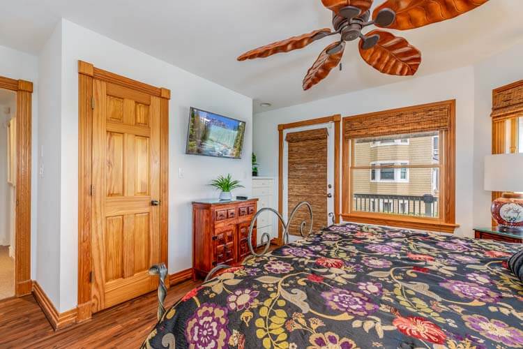 1st Floor King with Private Bath