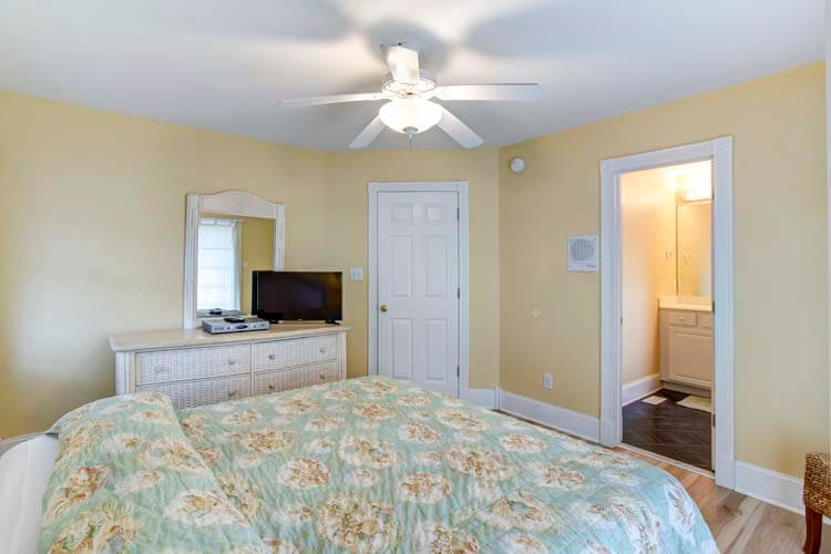 1st Floor King with Private Bath