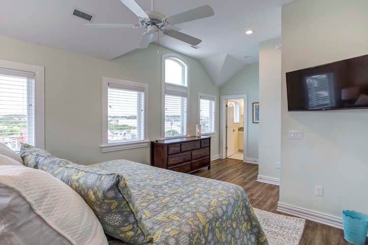 2nd Floor King with Private Bath