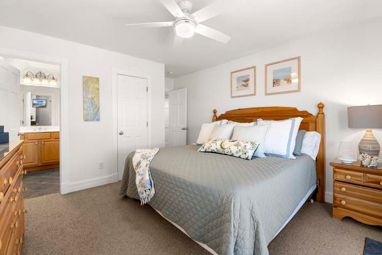 1st Floor King with Private Bath