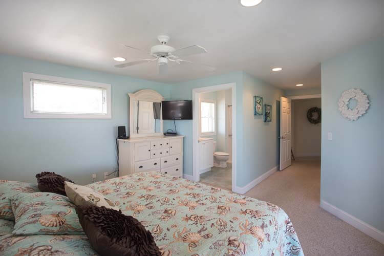 1st Floor King with Private Bath