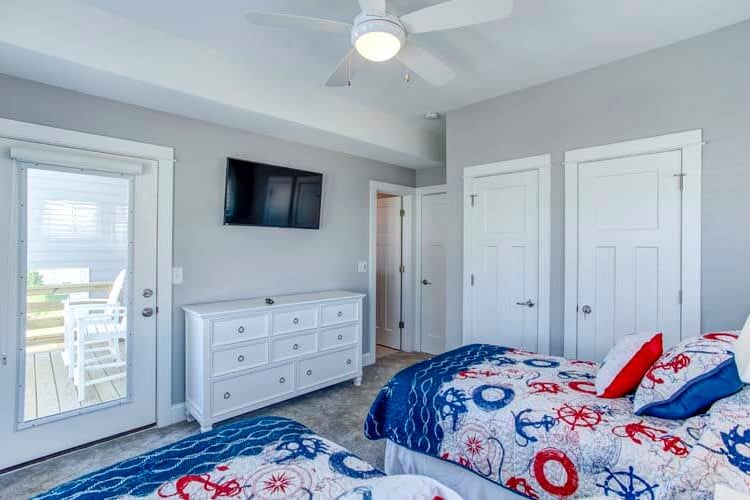 1st Floor Twins with Private Bath