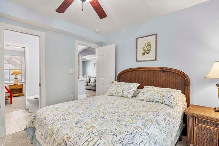 1st Floor Queen with Shared Bath