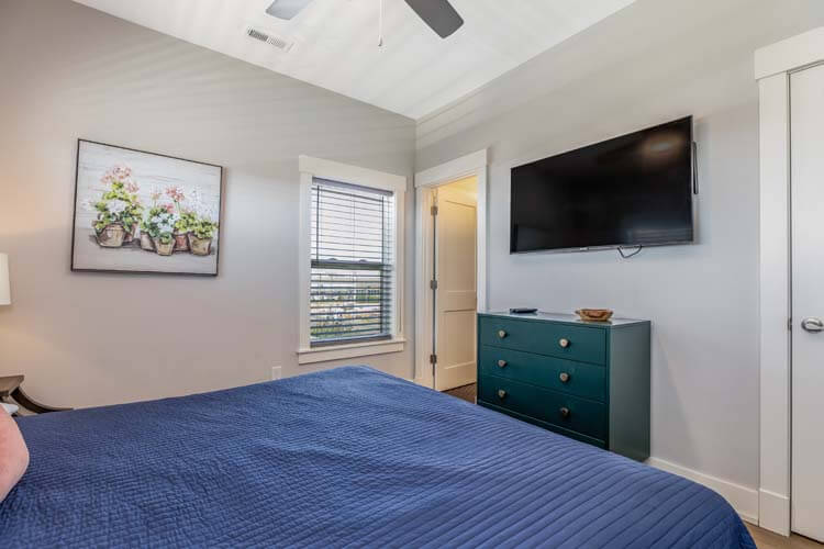 2nd Floor King with Private Bath