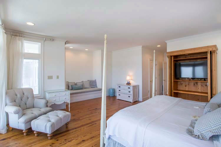 1st Floor King with Private Bath