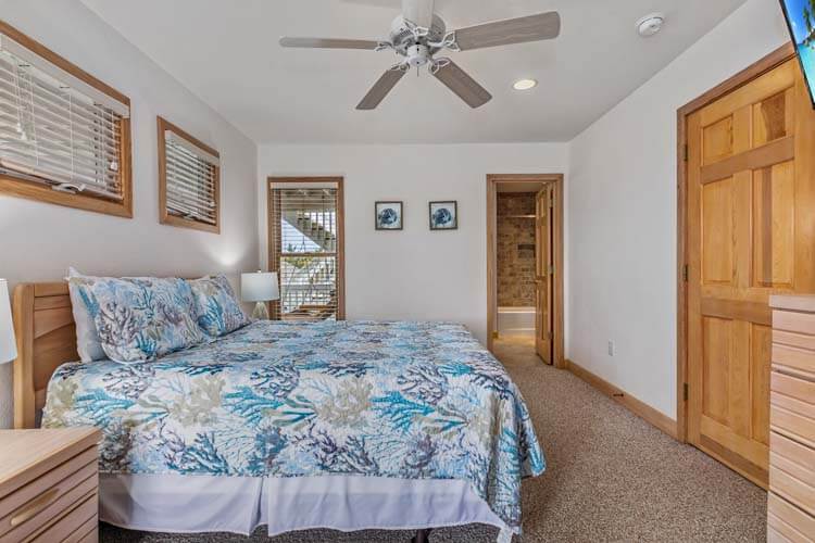 1st Floor Queen with Shared Bath