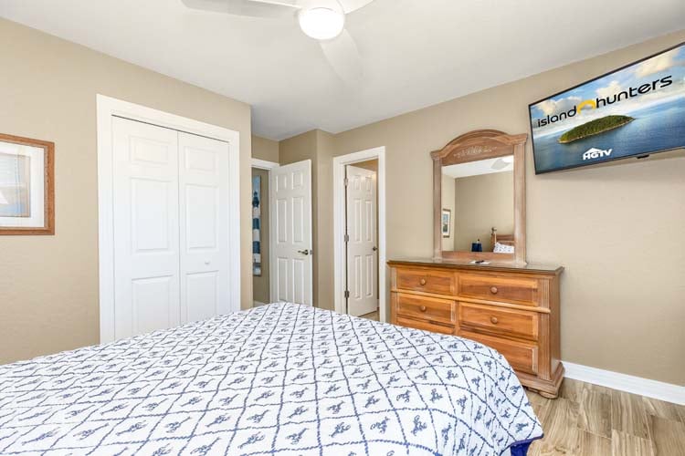 1st Floor Queen with Private Bath