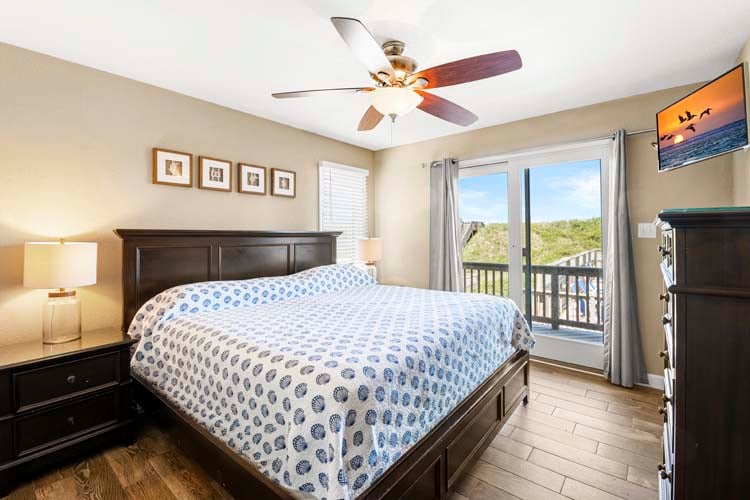 1st Floor King Bedroom