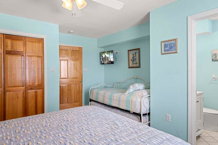 1st Floor Queen and Daybed with Private Bath