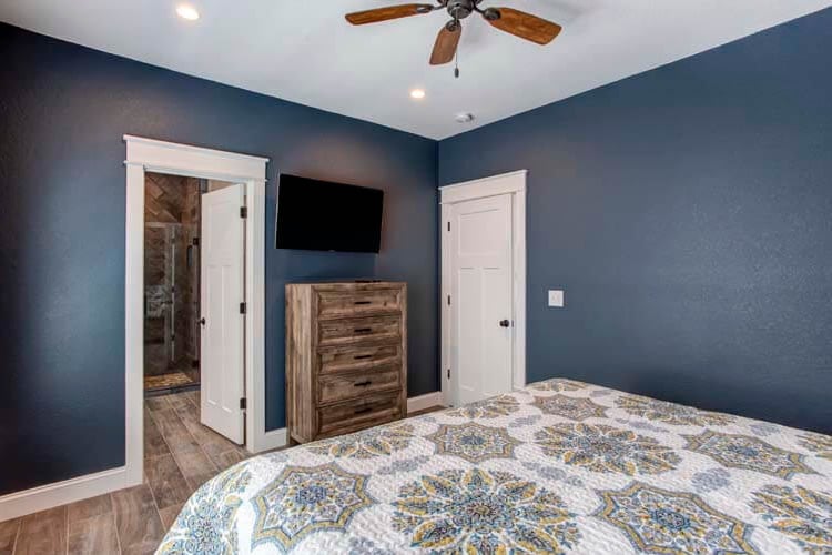 1st Floor King with Private Bath (6)