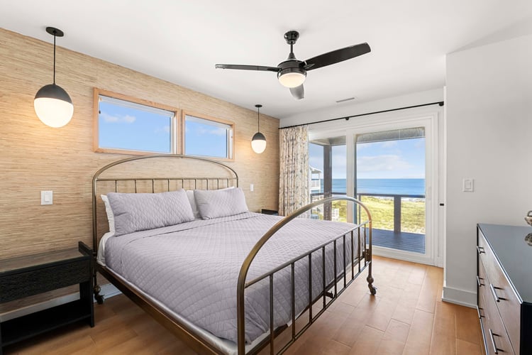 2nd Floor King with Private Bath (NE)