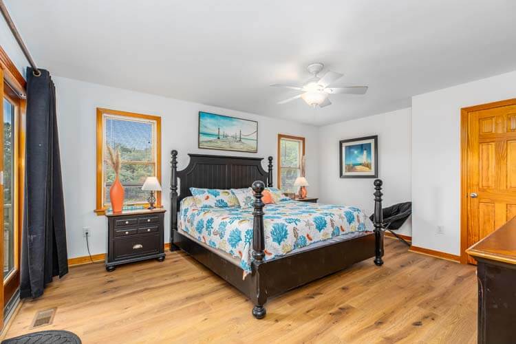 1st Floor King with Private Bath